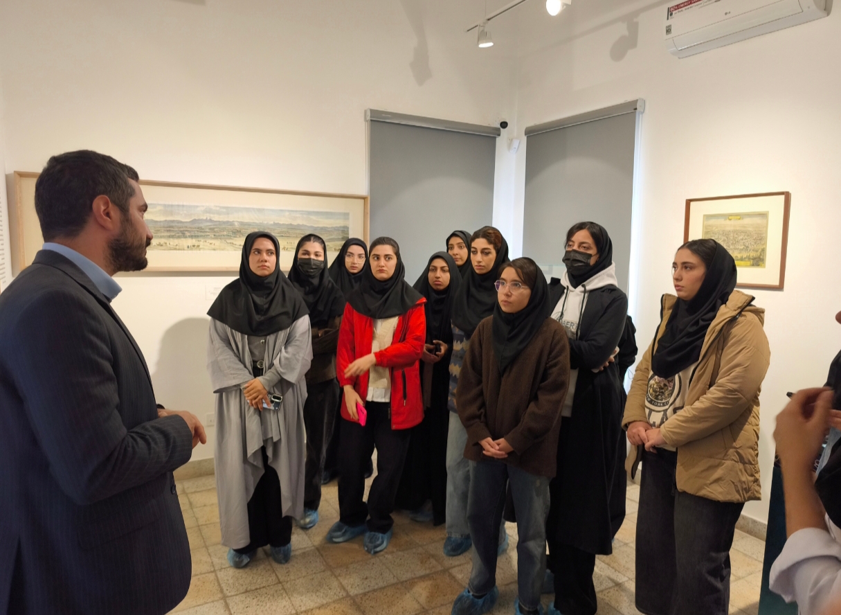 بازدید دانشجویان رشته هنر اسلامی از موزه ملی هنر اصفهان